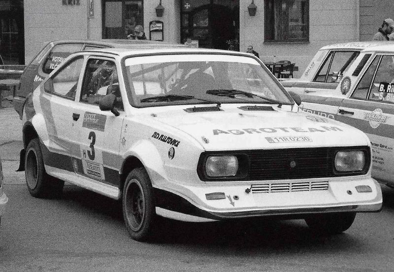 Auto na závodní dráze autodromu Sosnová