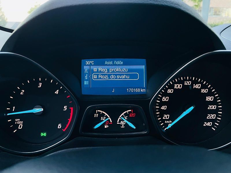 Ford Kuga 2.0TDCi 4x4 MAN TAŽNÉ 1MAJITEL - fotka 44 z 47