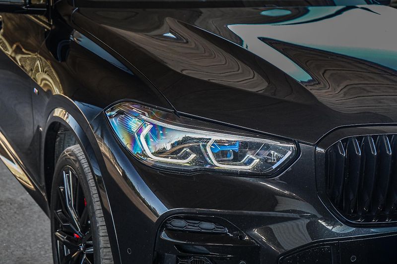 BMW X5 (2022) BMW X5 M50i - fotka 8 z 50