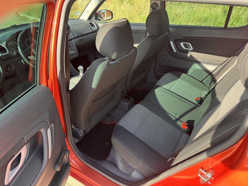 Škoda Fabia 1.4i 63Kw SPORT - fotka 19 z 23