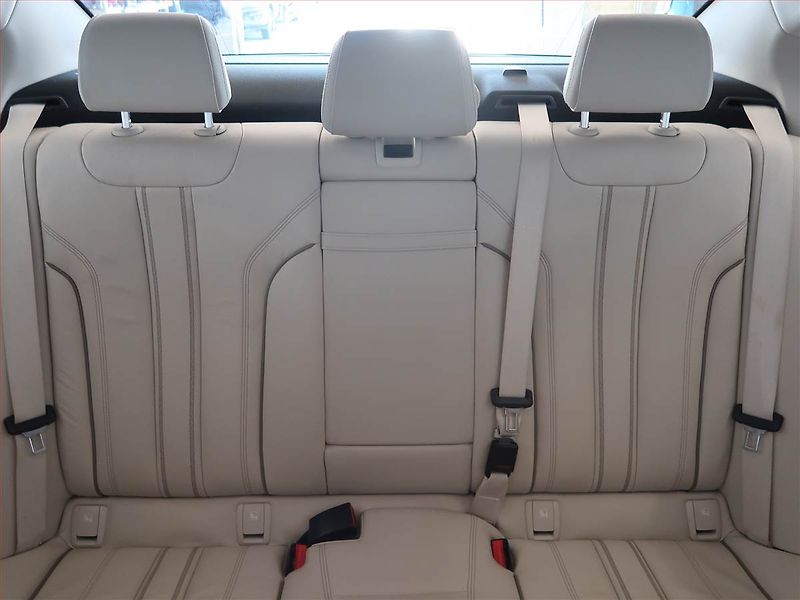 BMW Řada 5 (2017) Luxury Line 520d xDrive - fotka 10 z 14