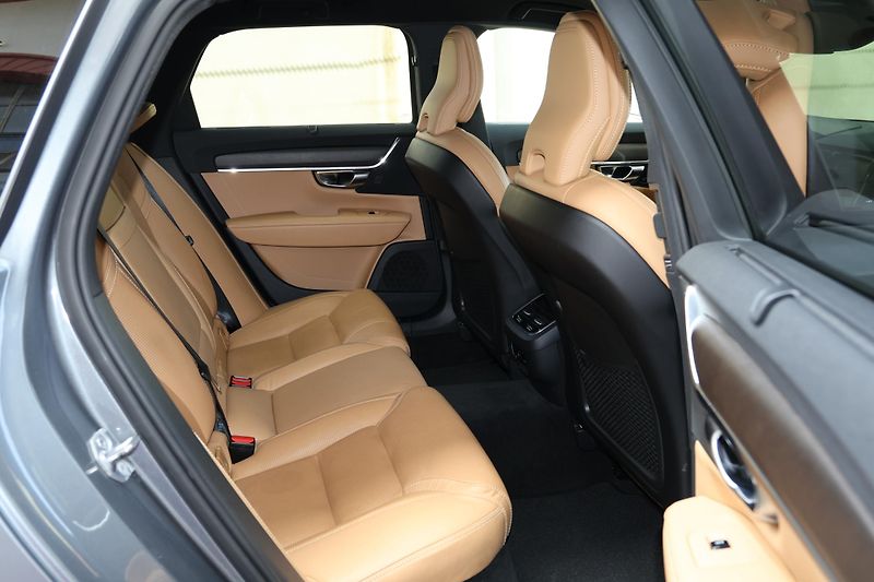 Volvo V90 (2018) D5 AWD Cross Country Pro - fotka 9 z 25