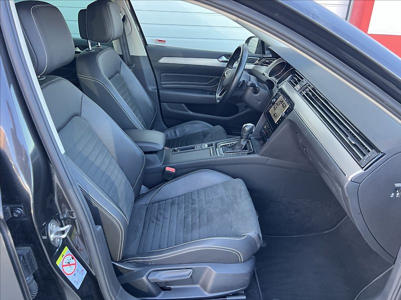 Volkswagen Passat 2,0 TDi DSG ELEGANCE MATRIX - fotka 21 z 32