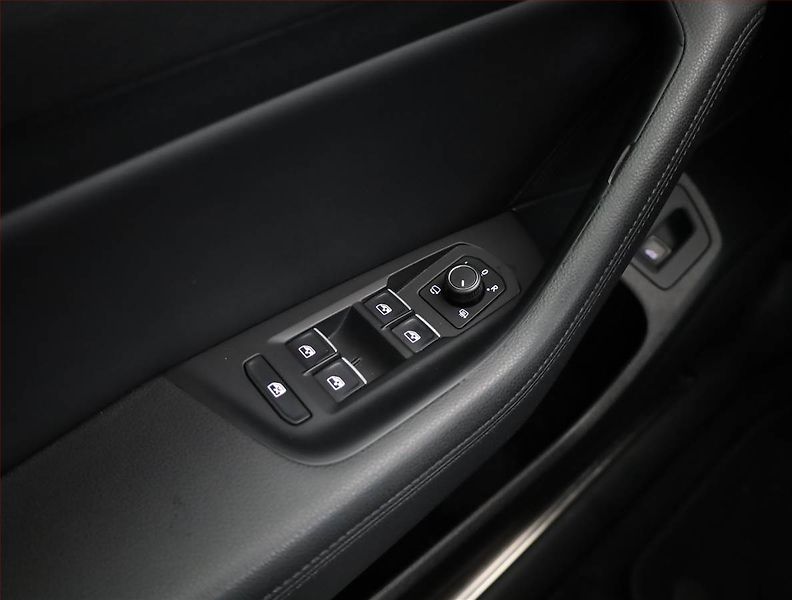 Volkswagen Passat (2018) R-Line 2.0 TDI, Automat, Kůže - fotka 17 z 21