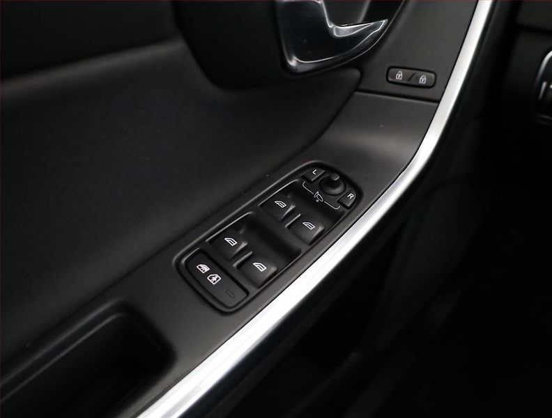 Volvo V60 (2014) D3 2.0, Serv.kniha, Navi - fotka 12 z 15