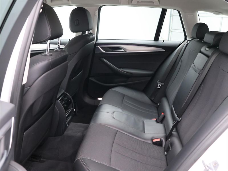 BMW Řada 5 3,0 530d 195kW Aut. Sport Line - fotka 14 z 31