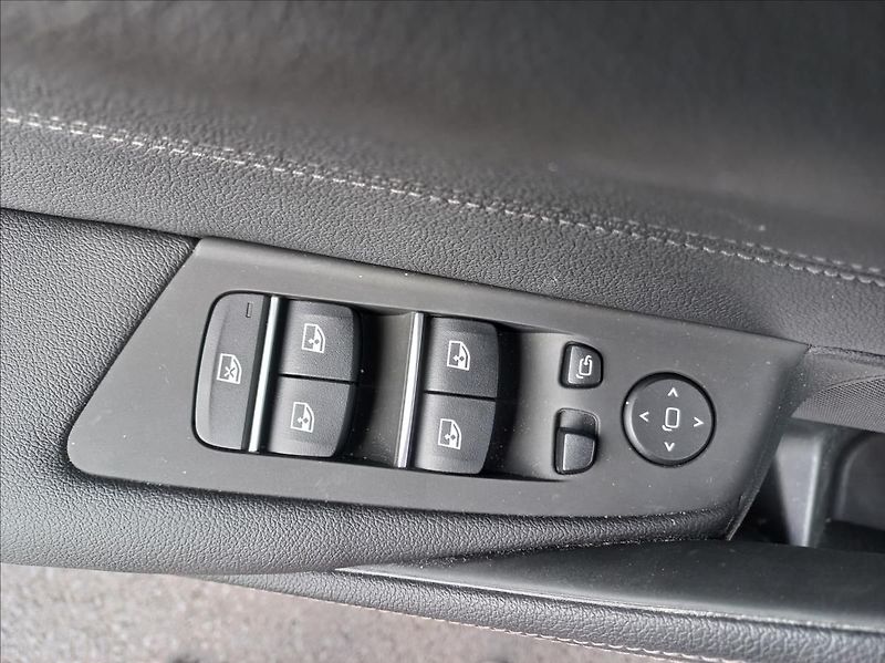 BMW Řada 5 530d Touring xDrive M-paket - fotka 25 z 26