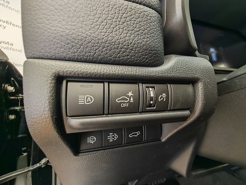 Toyota Land Cruiser 2.8L Diesel Executive 4x4 - fotka 30 z 48