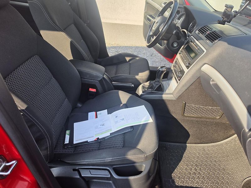 Škoda Octavia 2.0 TDI 4x4 Xenon  - fotka 17 z 28