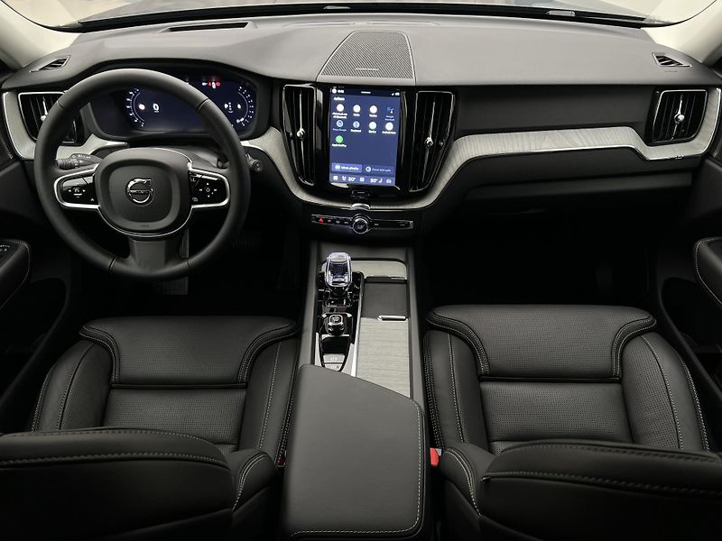 Volvo XC60 B5 AWD PLUS DARK AUT 1.maj. - fotka 2 z 42