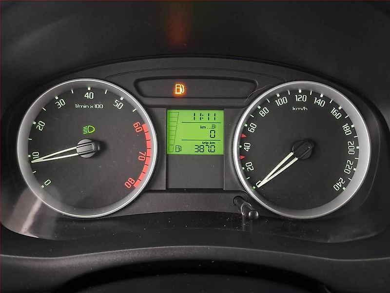 Škoda Fabia (2008) 1.4 16V, po STK, jezdí výborně - fotka 11 z 17