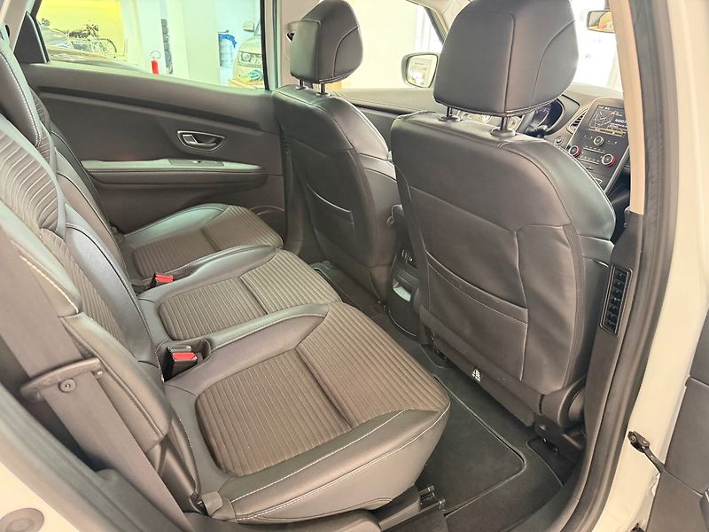 Renault Scénic (2019) 1.7 dCi 120 Intens EDC - fotka 11 z 30
