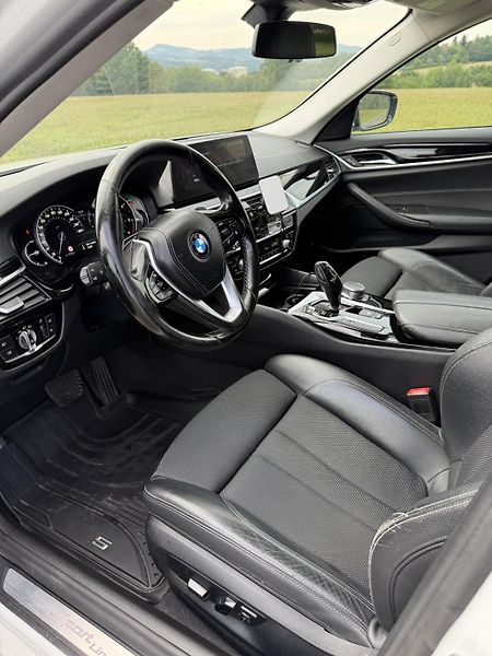 BMW Řada 5 (2017) 530 xDrive SPORT LINE, ČR - fotka 12 z 20