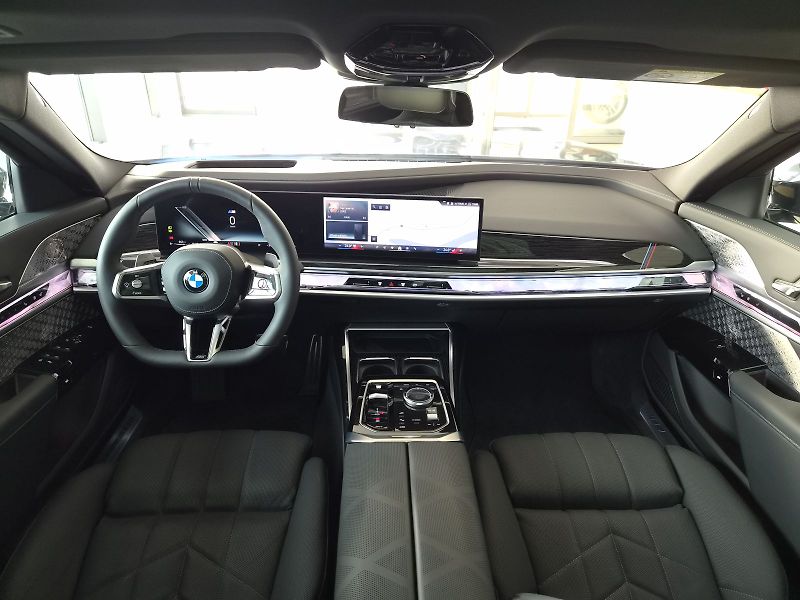 BMW Řada 7 740d xDrive - fotka 21 z 39
