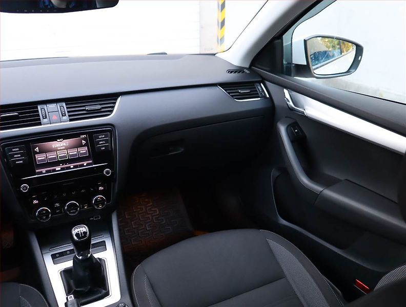 Škoda Octavia (2018) 1.6 TDI, Tempomat - fotka 8 z 22