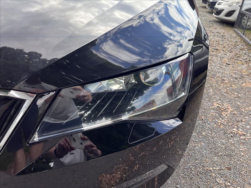 Škoda Superb 2,0 TDi DSG  NAVI BIXEN ACC AL - fotka 40 z 50