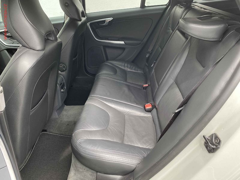 Volvo V60 (2011) 2.4 D5 4x4, AT, xenon, kůže - fotka 10 z 17