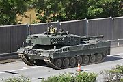 První armádní výcvik přesunu tanků Leopard 2A4 na dálnici D35.