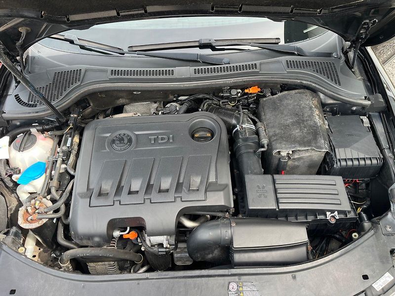 Škoda Superb (2012) 2.0 TDI Laurin a Klement - fotka 24 z 25