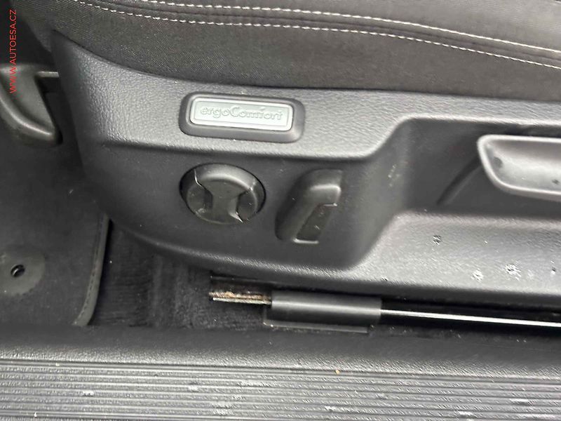 Volkswagen Passat (2017) 2.0 TDi, Navi, AC - fotka 12 z 17