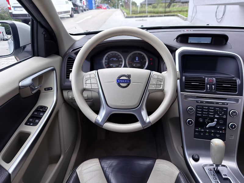 Volvo XC60 D5 AWD // SUMMUM // 151 kW - fotka 19 z 22