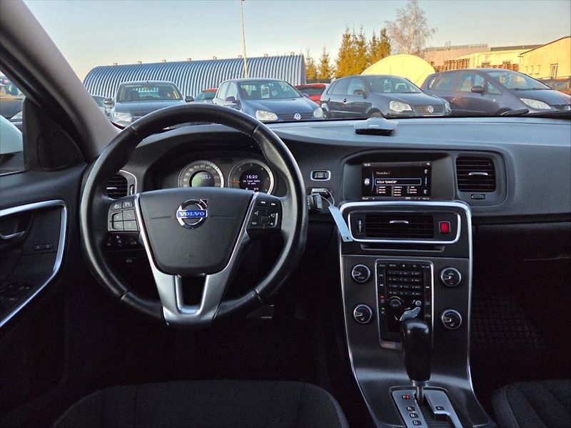 Volvo V60 2,0 120 KW D3 Automat tažné - fotka 9 z 27