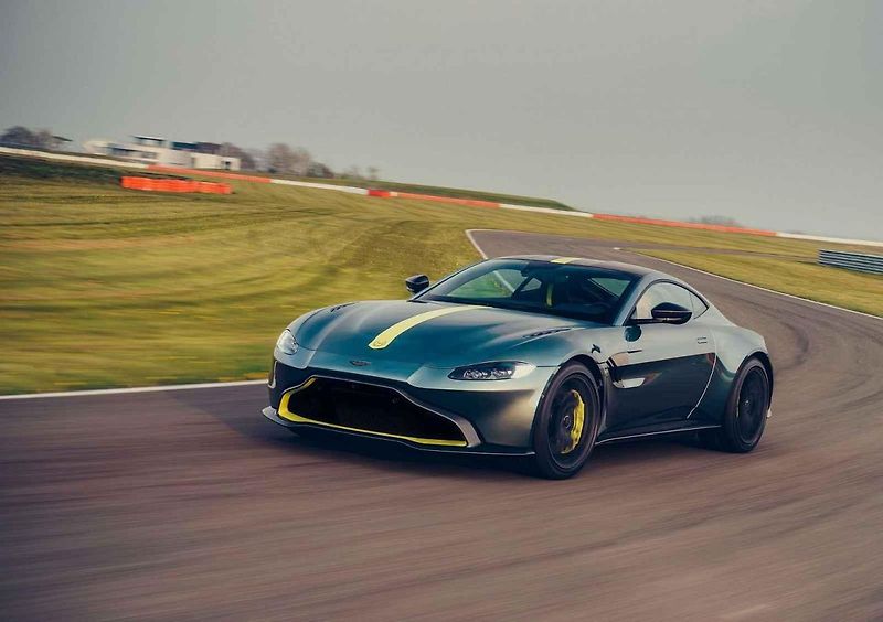 Aston Martin Vantage AMR má standardně manuální převodovku a karbonové brzdy