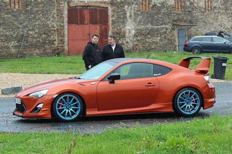Z podzimního autosrazu v areálu Pivovaru Holanďan v Hlízově.