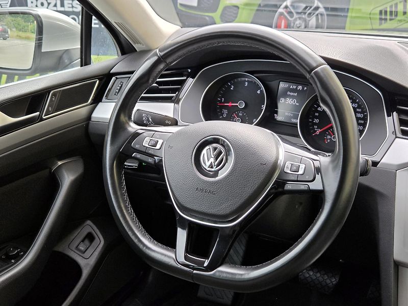 Volkswagen Passat 2.0TDi DSG *SERV.KN.FAKTURY*   - fotka 33 z 49