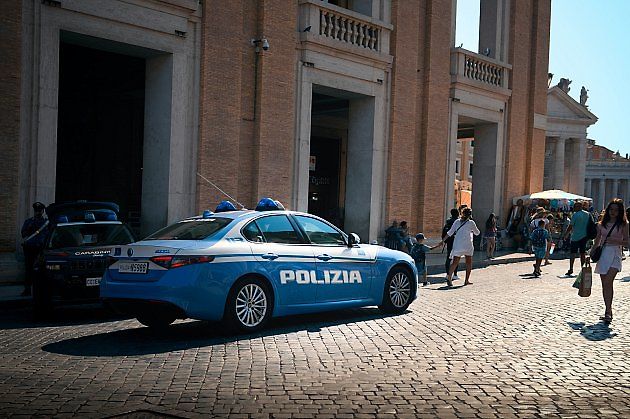 Italská policie kontroluje pneumatiky i v létě., zdroj: Se svolením Bosco Yun/Unsplash