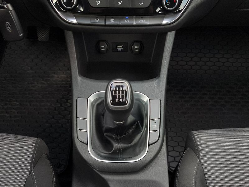 Hyundai i30 (2022) COMFORT 1.5i 81kW, ČR, 1. Maj. - fotka 21 z 24