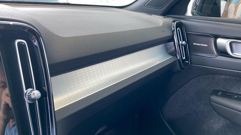 Volvo XC40 (2026) PLUS BLACK EDITION, B4 FWD, 14 - fotka 10 z 14
