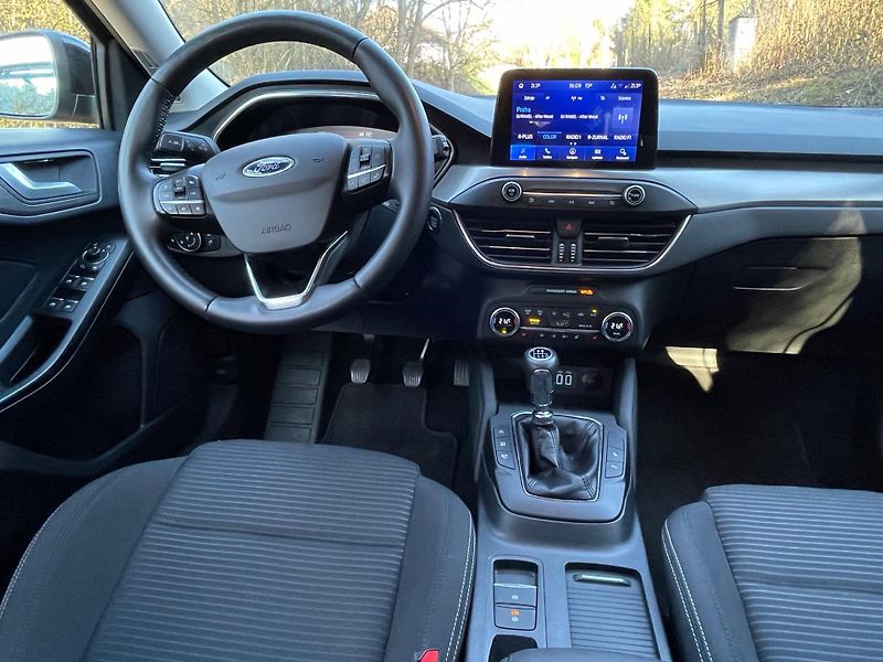 Ford Focus (2021) 1.0 EcoBoost mHEV Titanium - fotka 14 z 36