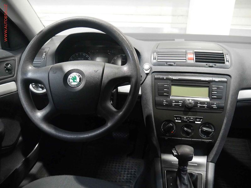 Škoda Octavia (2006) 1.6i, ČR, Ambiente - fotka 13 z 17
