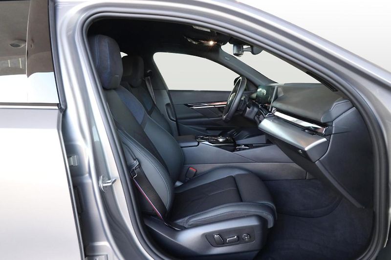 BMW Řada 5 530e xDrive Touring - fotka 23 z 32