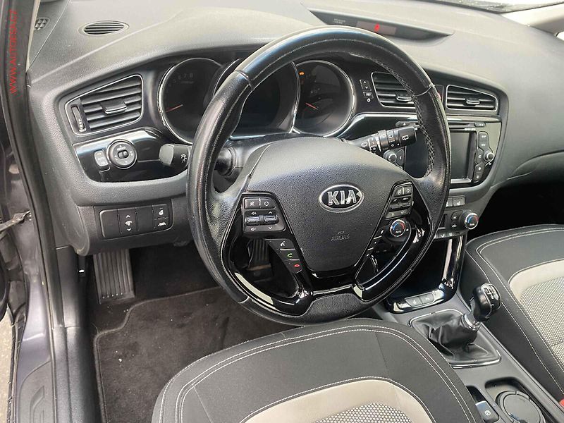 Kia Ceed (2013) 1.6 GDi, Exclusive, navi - fotka 13 z 20