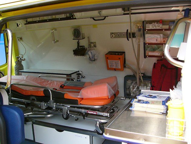 Zdravotnická vestavba v sanitním Volkswagenu Transporter T5. Samotný počet ujetých kilometrů nevypovídá o stavu vybavení ani o opravách, které automobil během služby absolvoval., zdroj: Michal Maňas / Wikimedia Commons, licence CC BY 4.0.