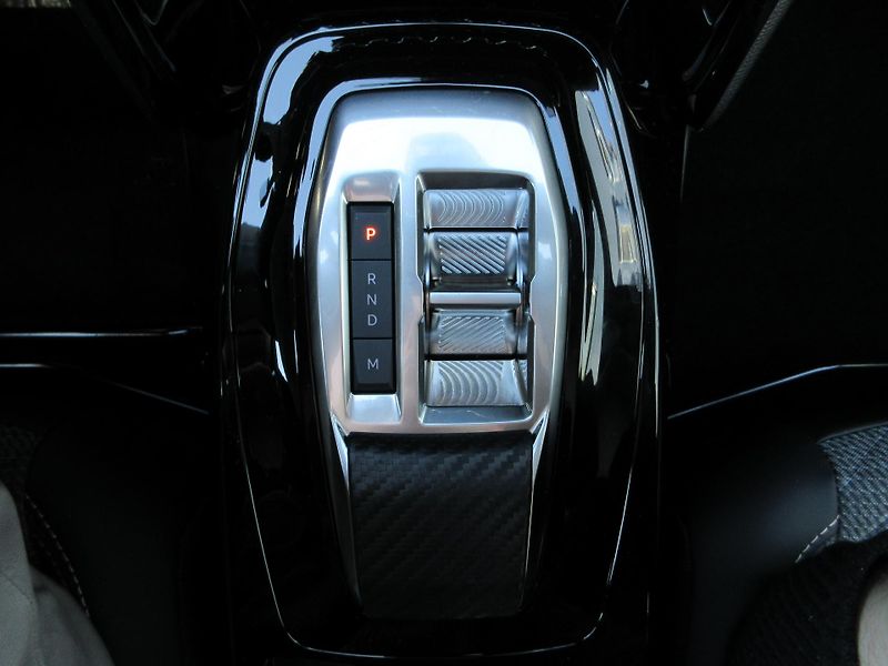 Peugeot 2008 ALLURE Hybrid 145 e-DCS6 - fotka 32 z 37