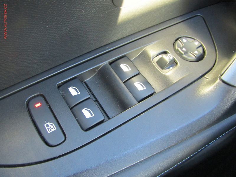 Peugeot 2008 (2020) 1.2PT, ČR, LED - fotka 20 z 21
