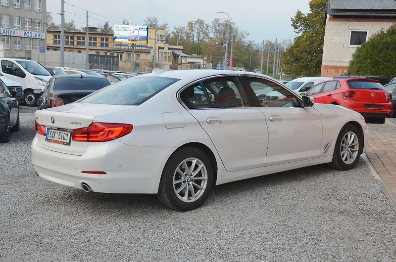 BMW Řada 5 (2017) 520d xDrive 140kW / ČR / DPH  - fotka 6 z 36