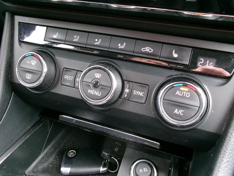 Škoda Superb (2015) 2,0TDI NAVI ACC 4x4 - fotka 27 z 36
