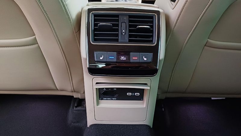 Škoda Superb L&K 2.0TSI 200kW-TZ-ČR-DPH - fotka 19 z 50