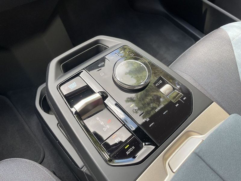BMW Ostatní xDrive40 H&K REZERVACE - fotka 27 z 43