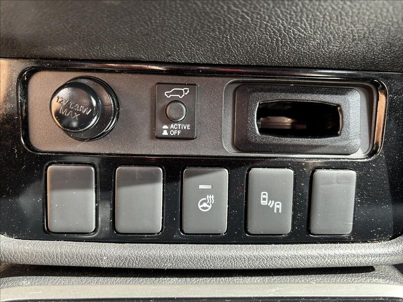 Mitsubishi Outlander 2,3 D Instyle+ 7.míst - fotka 13 z 15