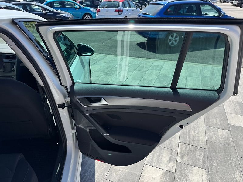 Volkswagen Golf (2016) R-line 1.6TDI 81kW - fotka 22 z 28