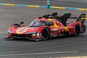 Vůz Ferrari 499P, vítěz 24 hodin Le Mans 2023 v plné jízdě. Foto: Wikimedia Commons, Wolkenjaeger, CC BY-SA 4.0