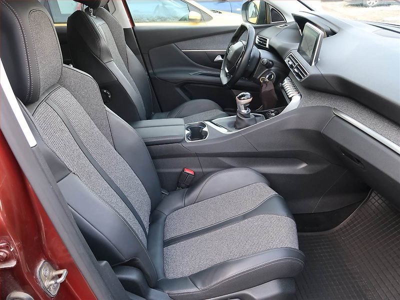Peugeot 3008 (2019) Allure 1.5 BlueHDi, ČR,1.maj - fotka 9 z 20