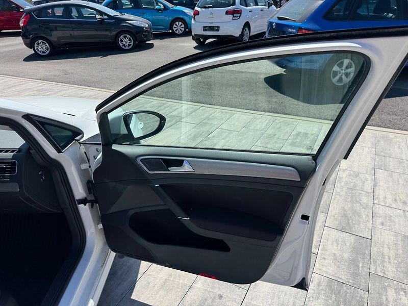 Volkswagen Golf (2016) R-line 1.6TDI 81kW - fotka 24 z 28