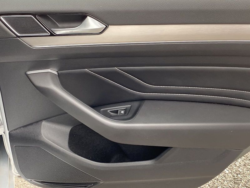 Volkswagen Passat (2020) Variant 2.0 TDI DSG 4Motion - fotka 27 z 34