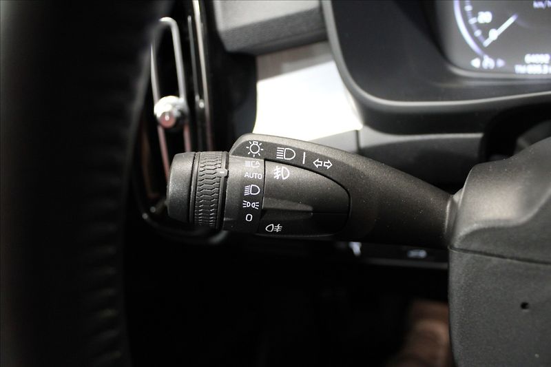 Volvo XC40 2,0 T5 182KW AWD zánovní - fotka 15 z 34
